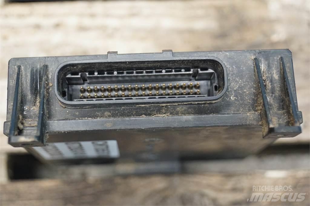 Case IH 8010 إلكترونيات