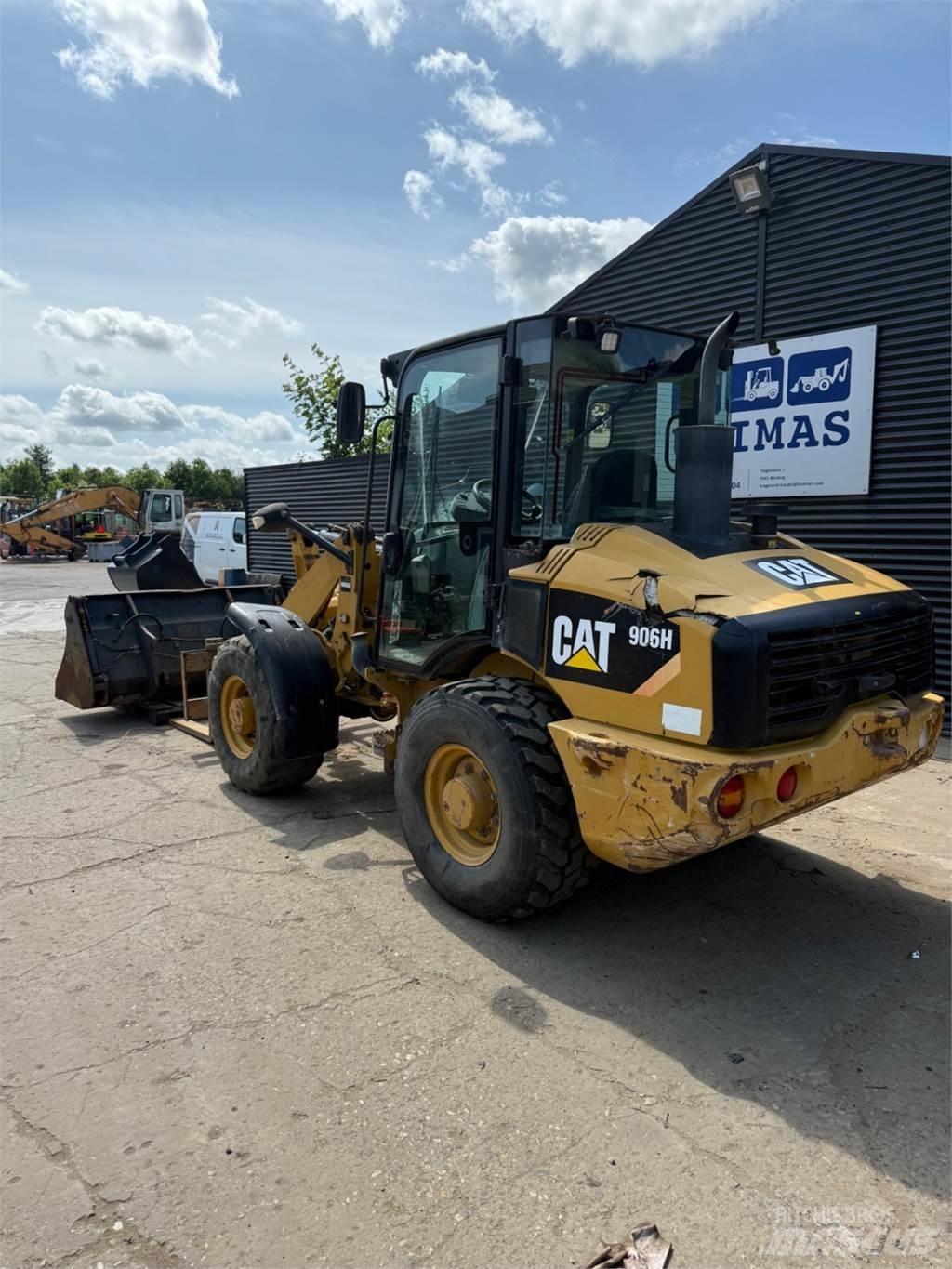 CAT 906H لوادر بعجل