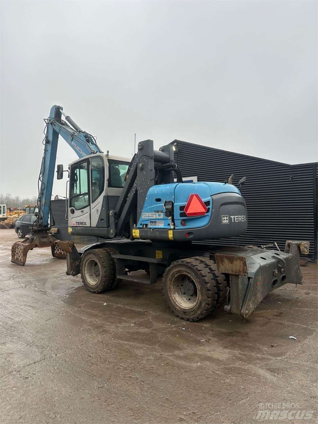 Fuchs HML250 حفارات بعجل