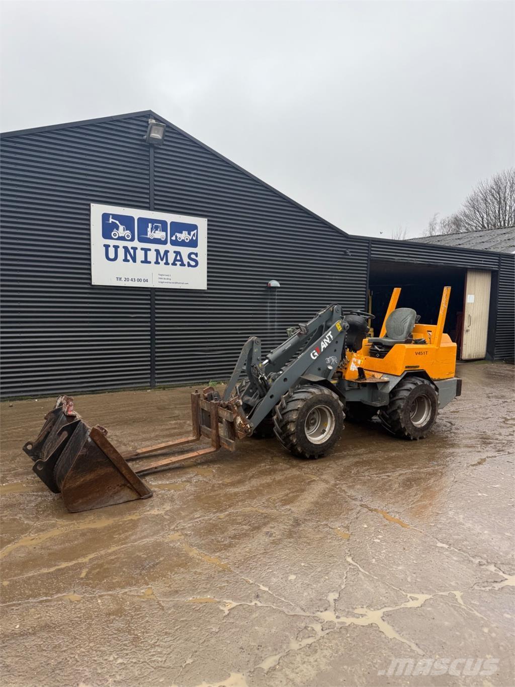 GiANT 451T لوادر صغيرة