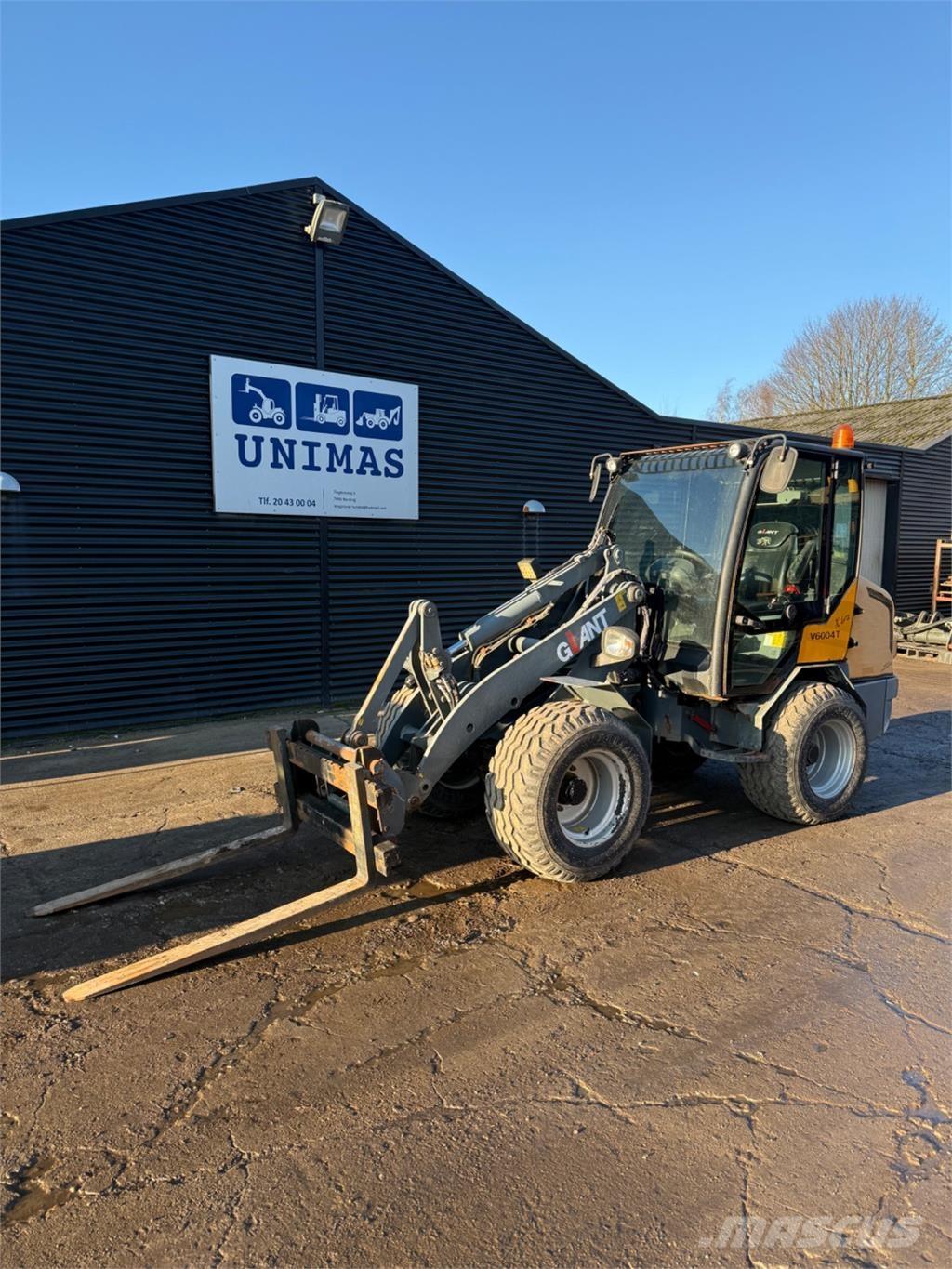GiANT V6004 T لوادر صغيرة