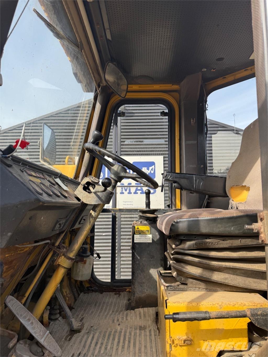Hanomag 44D لوادر بعجل