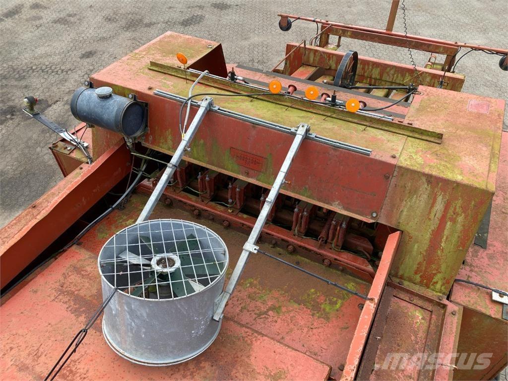 Hesston 4900 محزمات مربعة