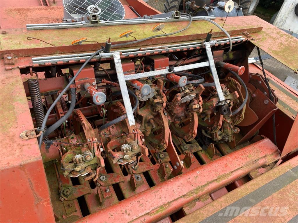 Hesston 4900 محزمات مربعة