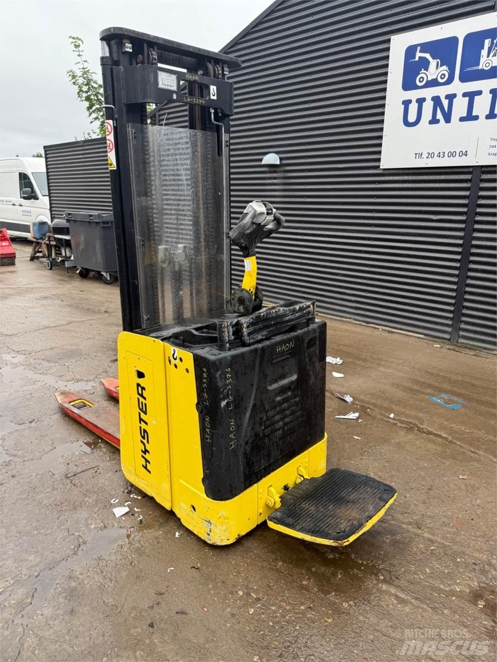 Hyster S1.5 شاحنات مناولة ذات منصة نقالة يدوية