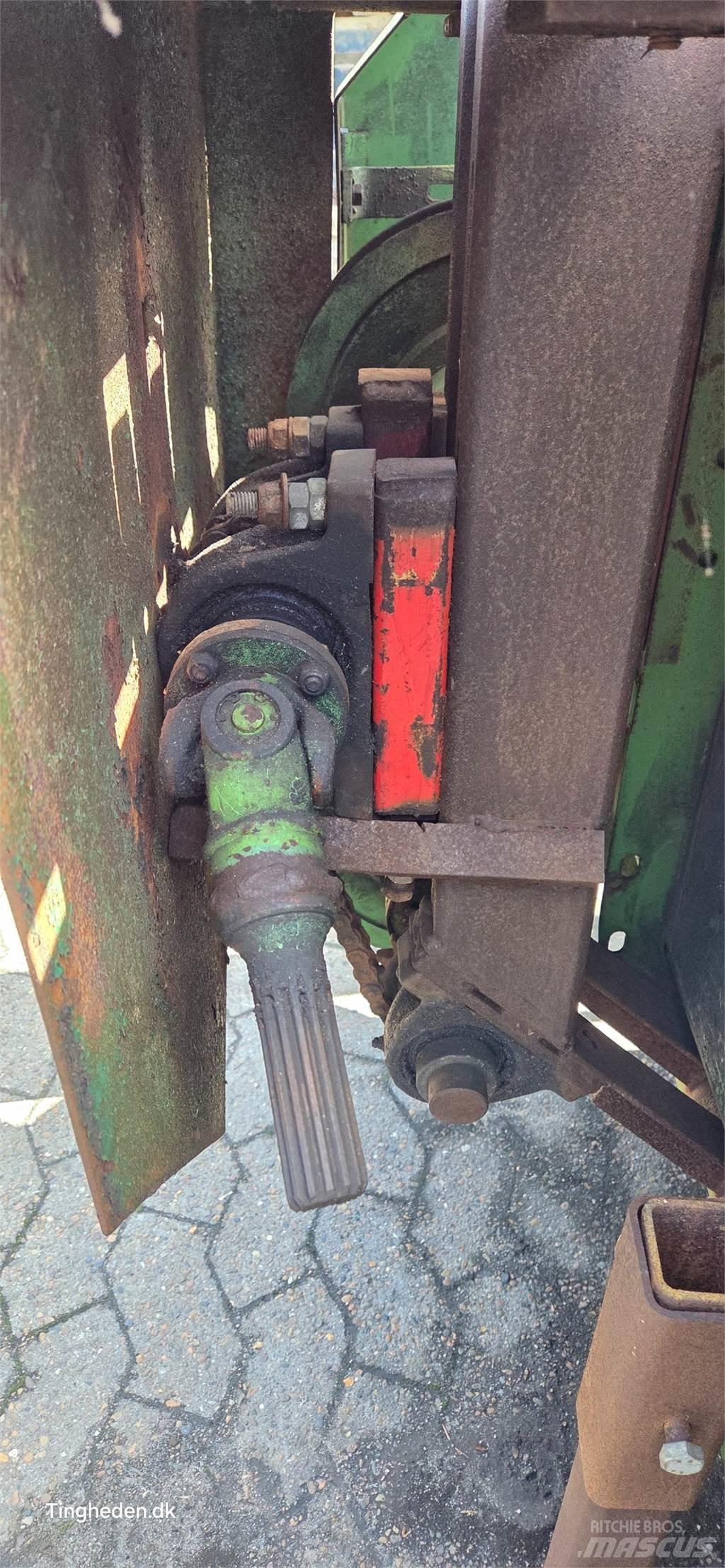 John Deere  ملحقات الحصادات