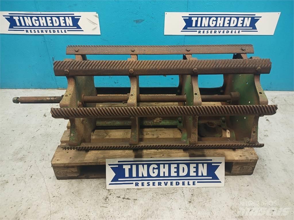 John Deere 1042 ملحقات الحصادات
