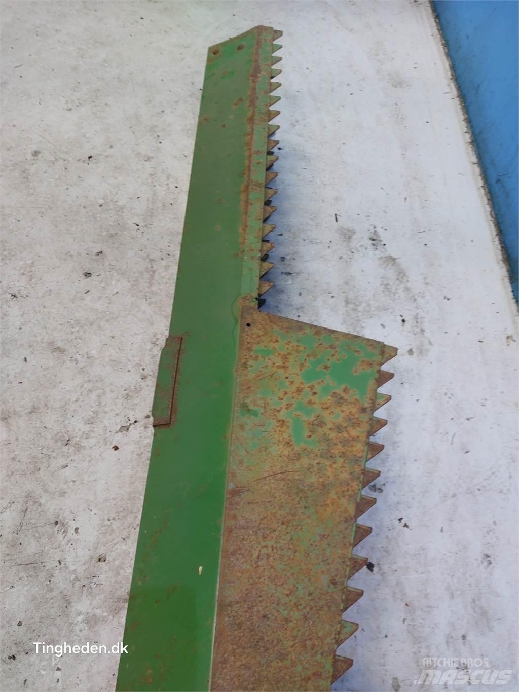 John Deere 1042 ملحقات الحصادات