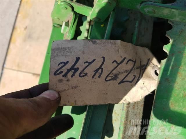 John Deere 1052 ملحقات الحصادات