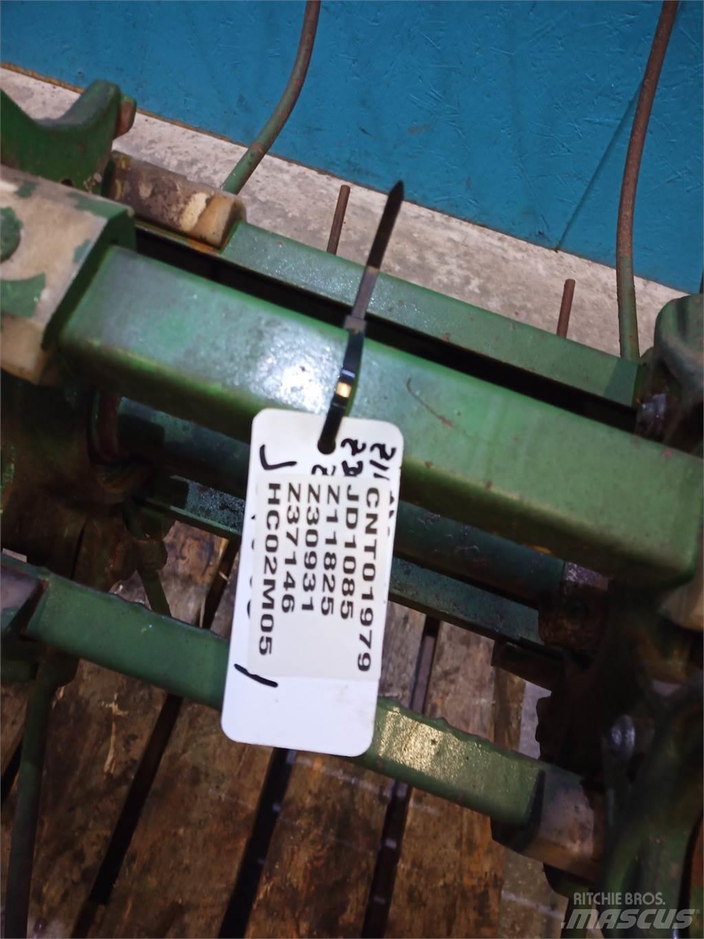 John Deere 1085 ملحقات الحصادات