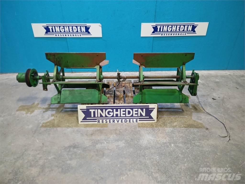 John Deere 1085 معدات نشر الرمال والملح