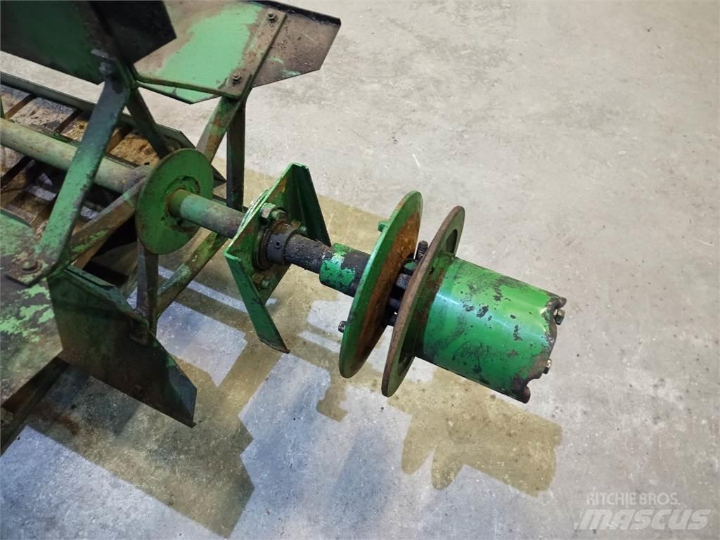 John Deere 1085 معدات نشر الرمال والملح
