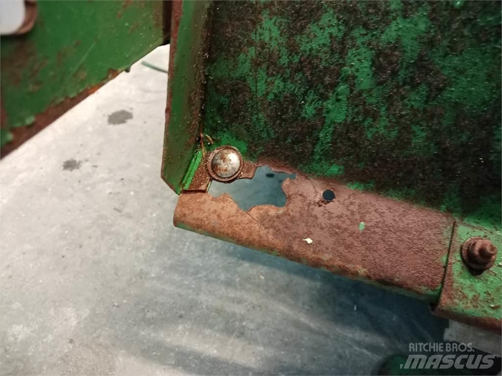 John Deere 1085 معدات نشر الرمال والملح