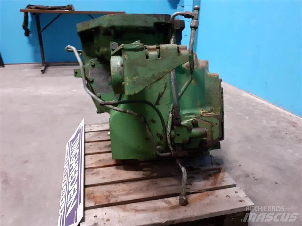 John Deere 2040 أجهزة نقل