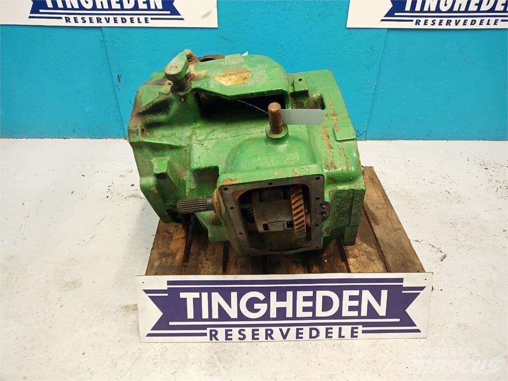 John Deere 2040 أجهزة نقل