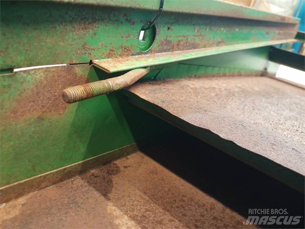 John Deere 2054 معدات نشر الرمال والملح