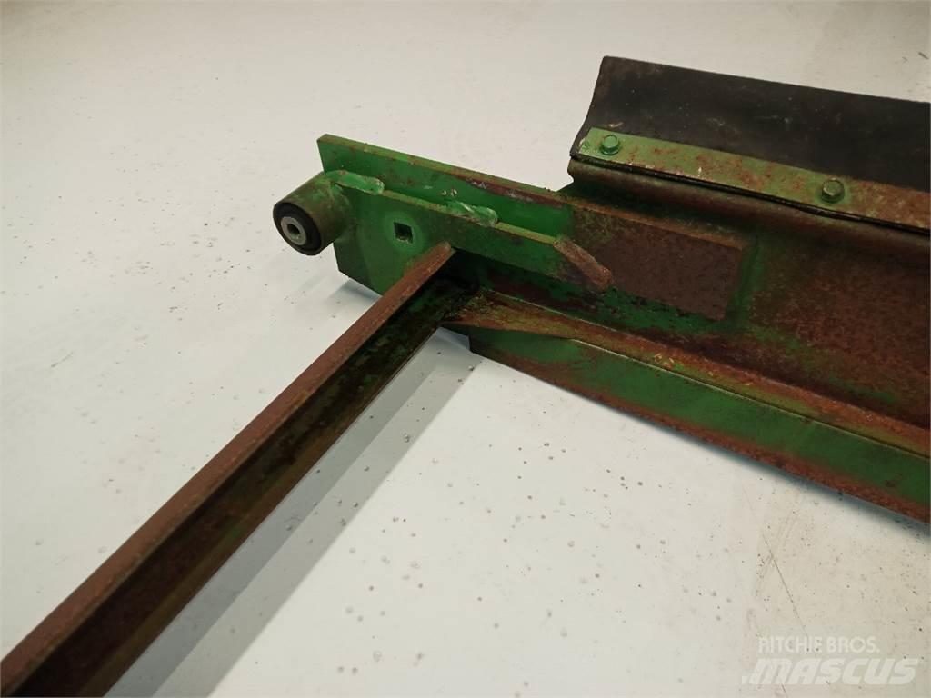 John Deere 2054 معدات نشر الرمال والملح