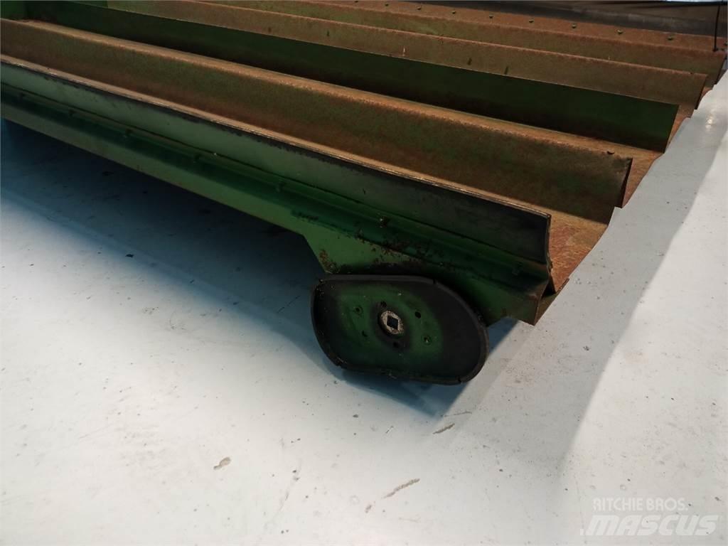 John Deere 2054 معدات نشر الرمال والملح