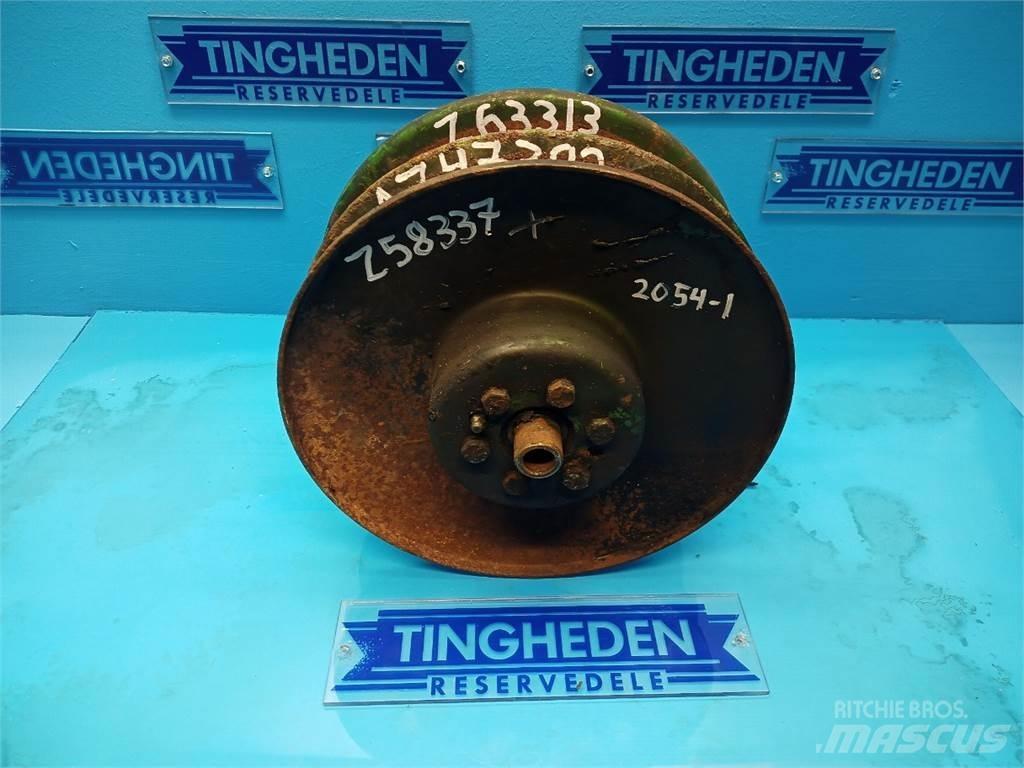 John Deere 2054 معدات نشر الرمال والملح