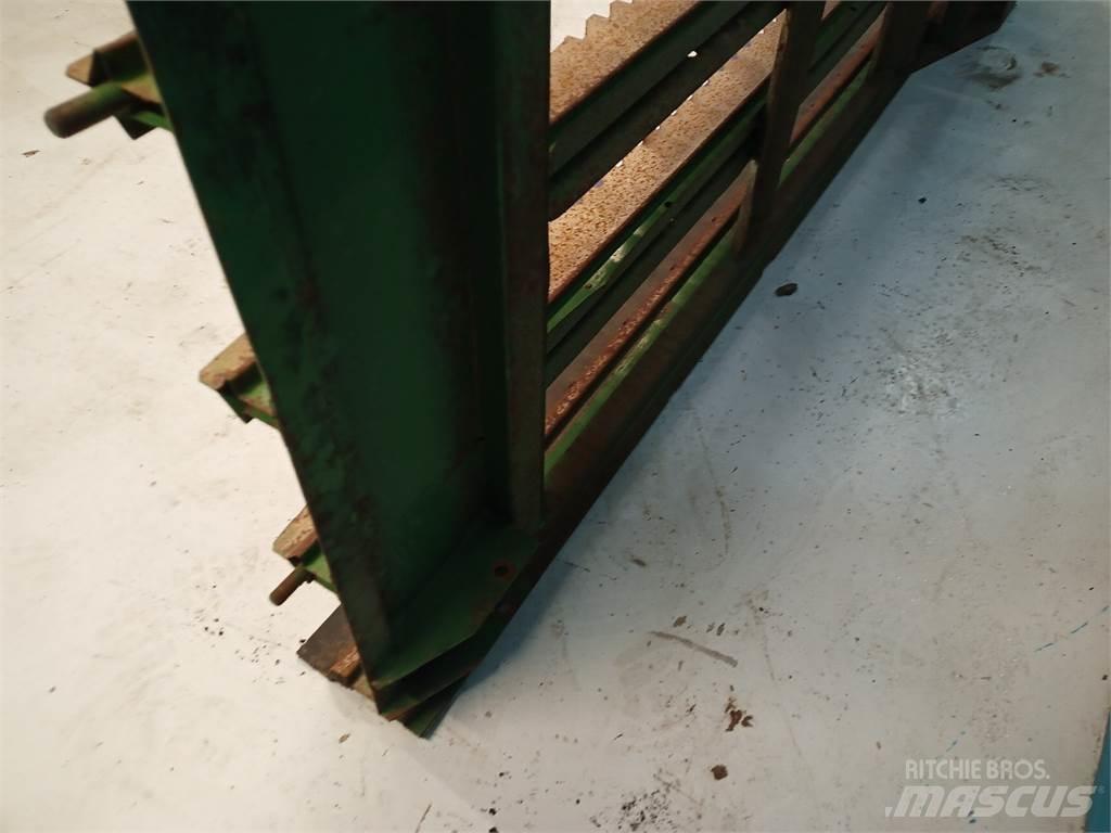 John Deere 2054 معدات نشر الرمال والملح