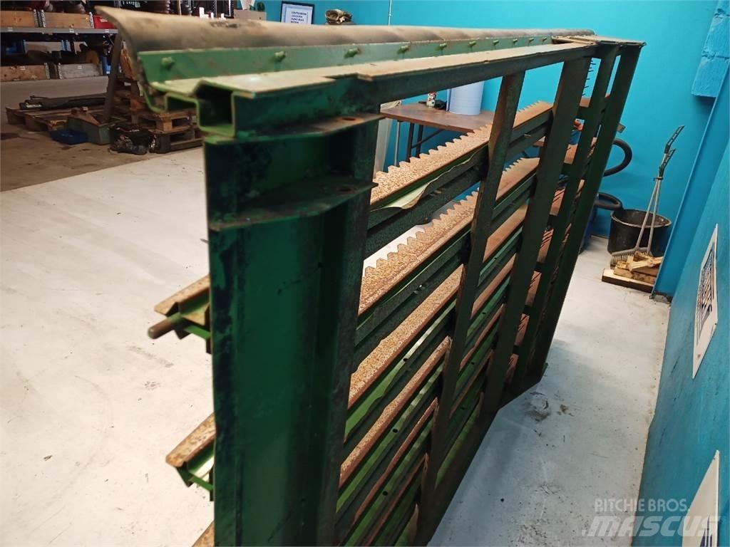 John Deere 2054 معدات نشر الرمال والملح