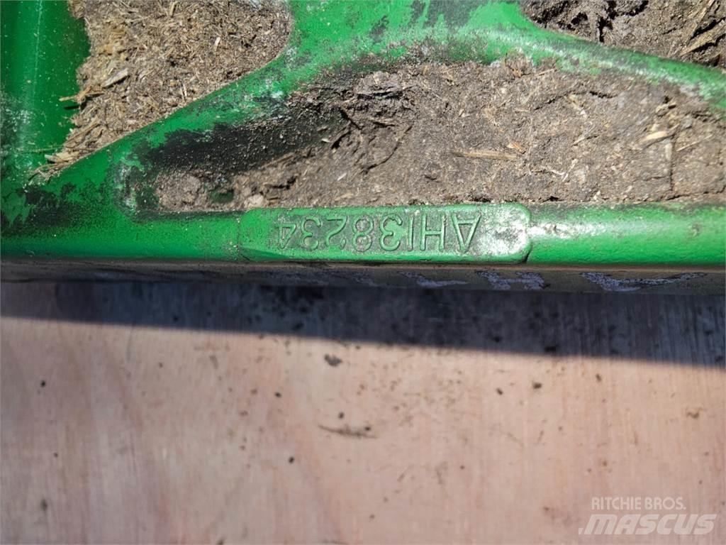 John Deere 2054 معدات نشر الرمال والملح