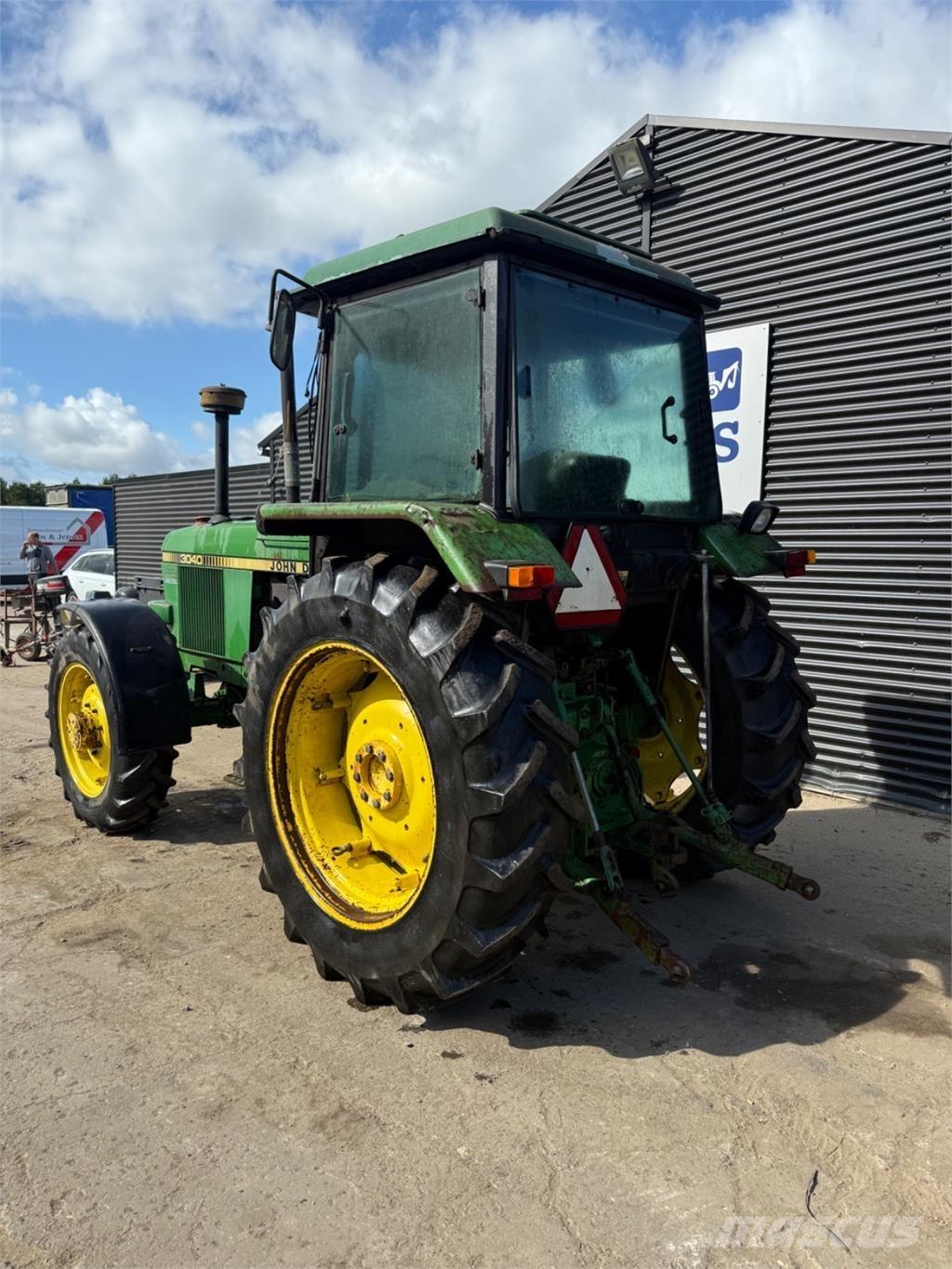 John Deere 3040 الجرارات