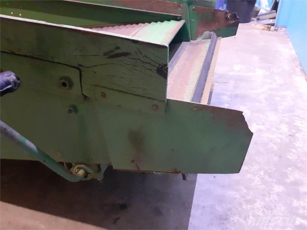 John Deere 955 معدات نشر الرمال والملح