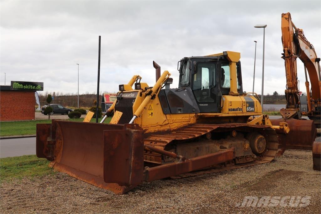 Komatsu D65PX-15 بلدوزرات مجنزرة