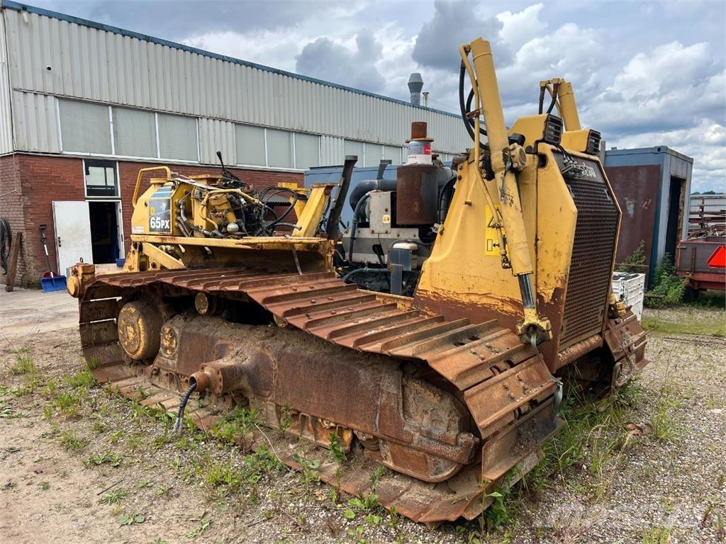 Komatsu D65PX-15 بلدوزرات مجنزرة
