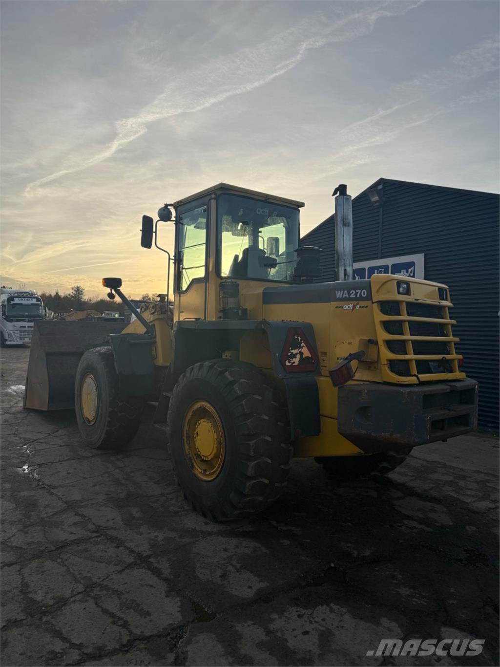 Komatsu WA270-3 لوادر بعجل