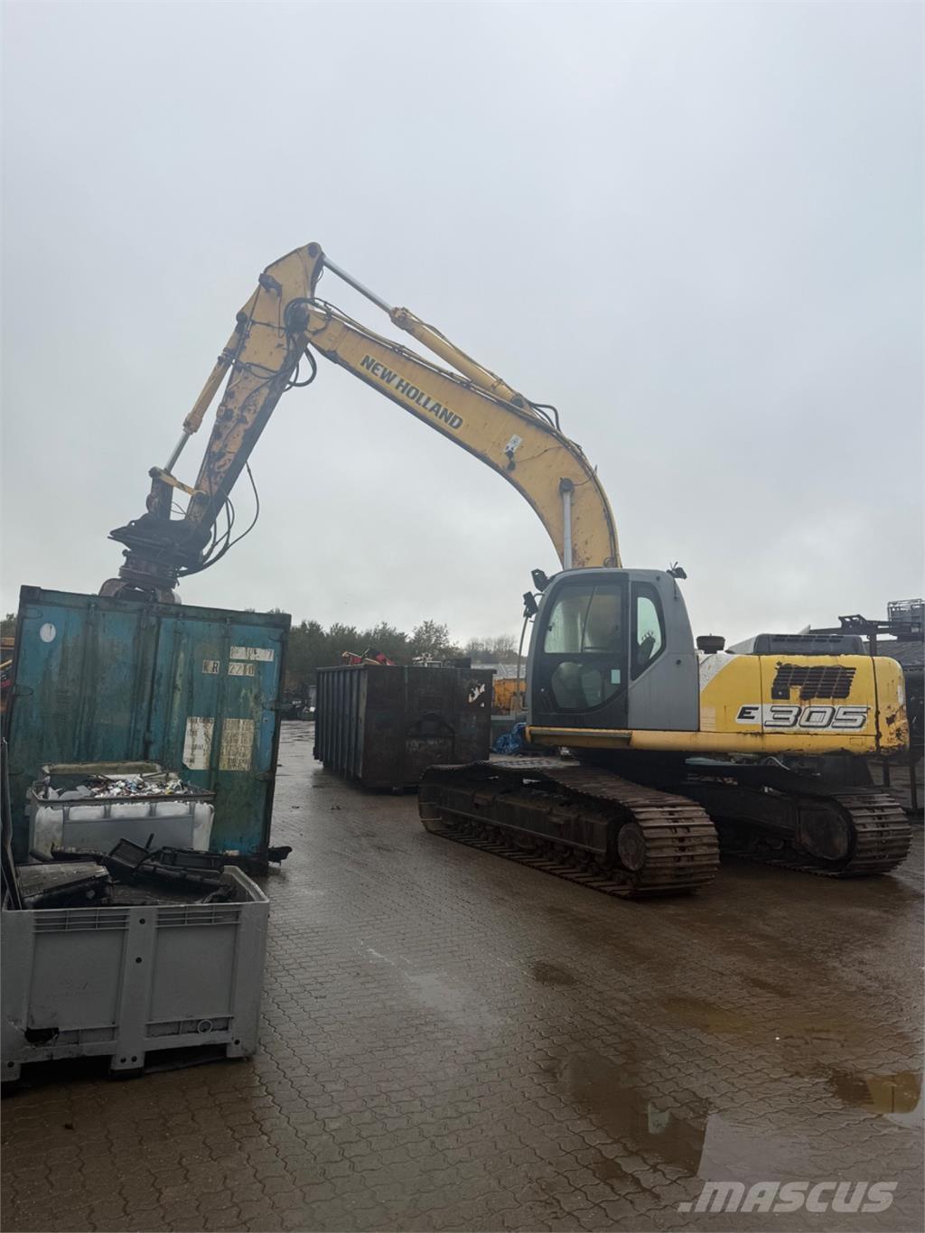 New Holland E305 حفارات زحافة