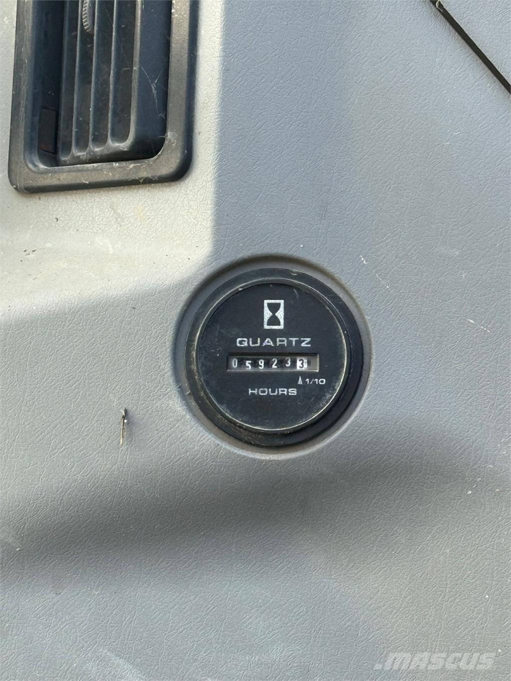 New Holland E305 حفارات زحافة