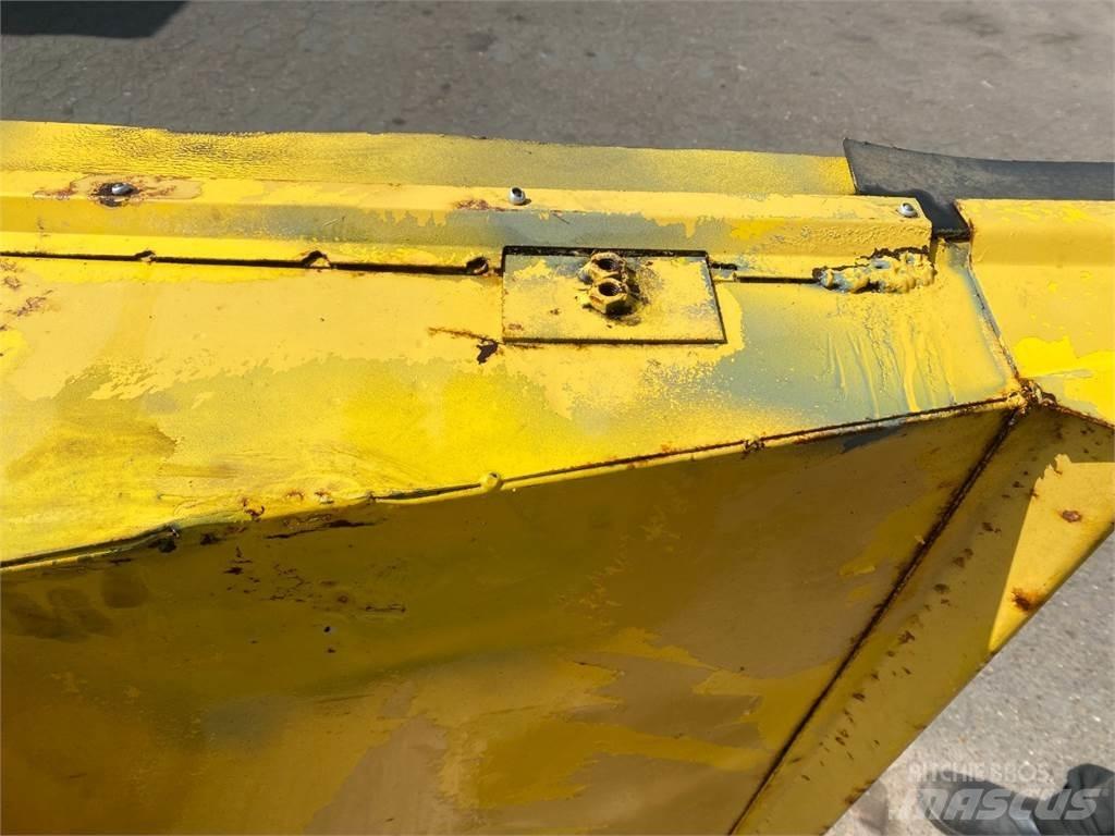 New Holland TX34 معدات نشر الرمال والملح
