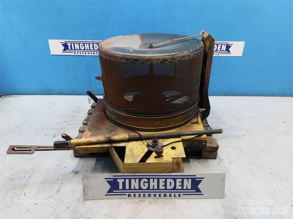 New Holland TX68 مشعات