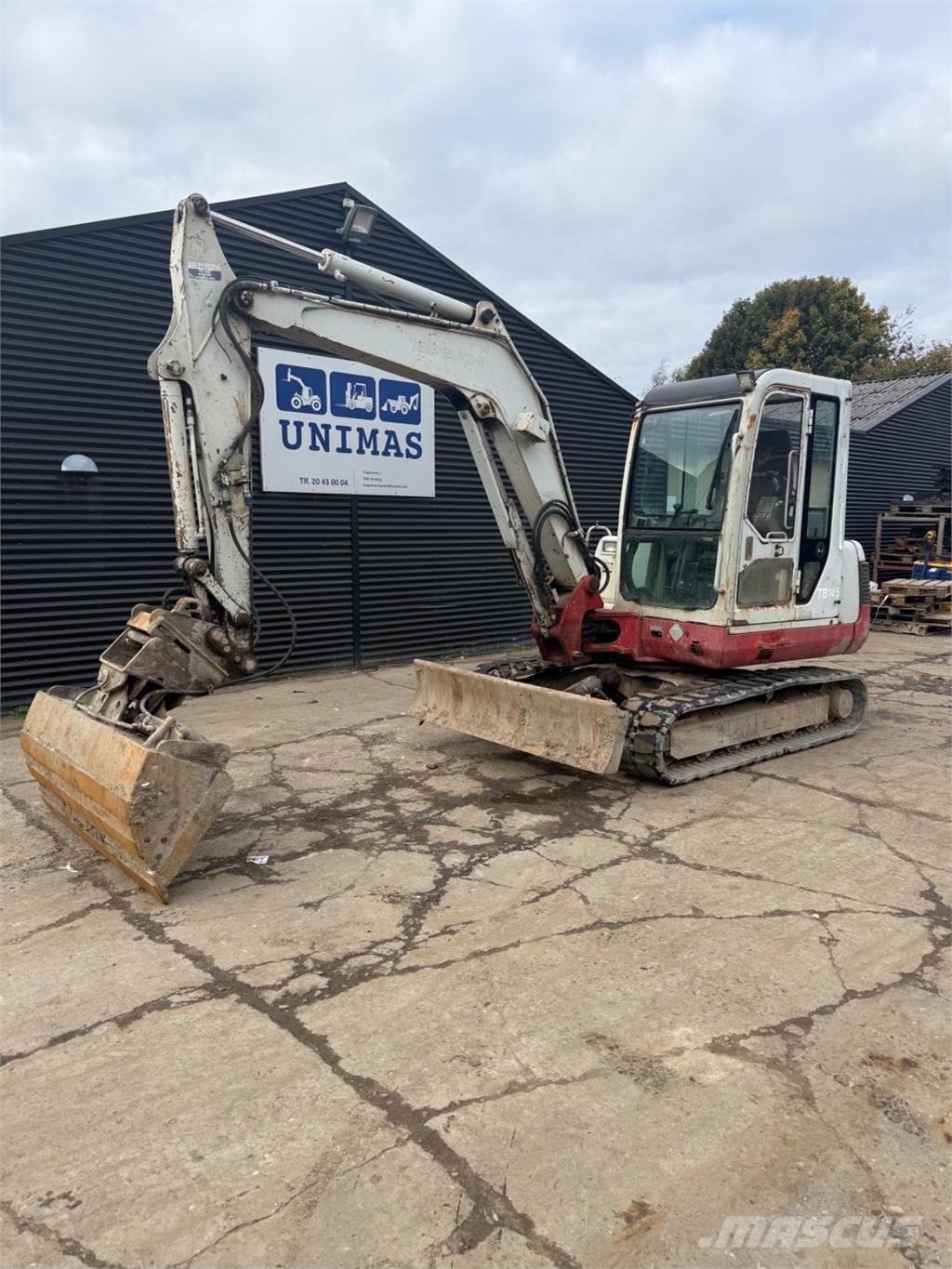 Takeuchi TB145 حفارات زحافة