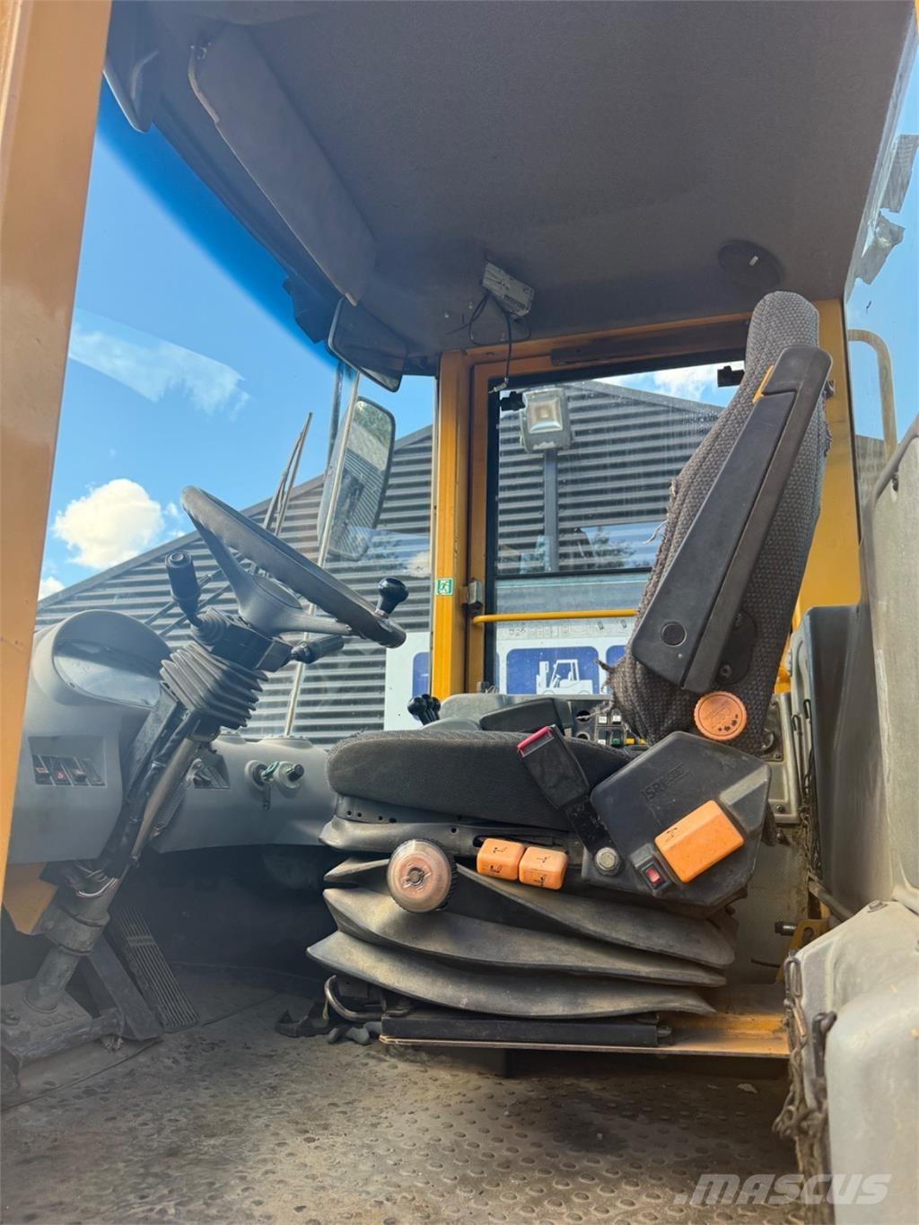 Volvo L90E لوادر بعجل