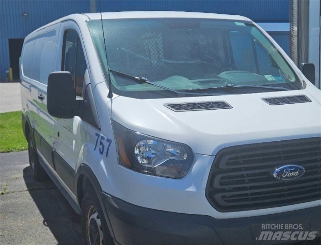 Ford Transit 150 شاحنة مقفلة