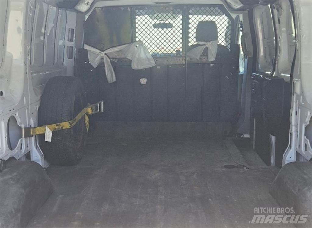 Ford Transit 150 شاحنة مقفلة