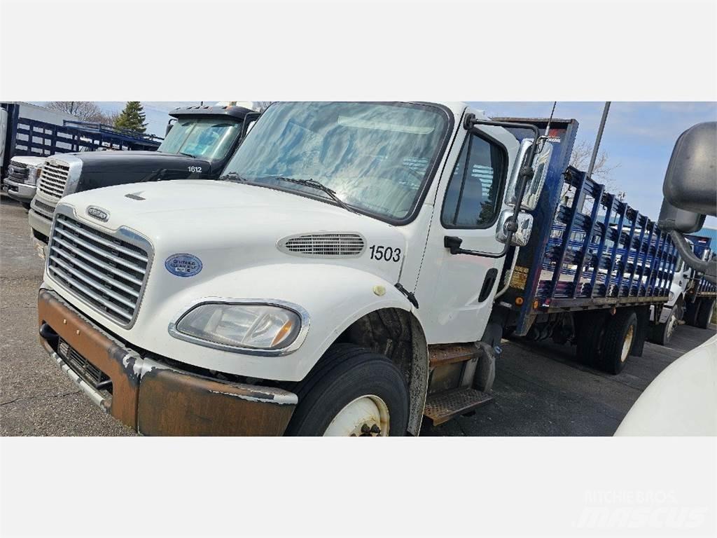 Freightliner M2 106 شاحنات مسطحة/مفصلية الجوانب