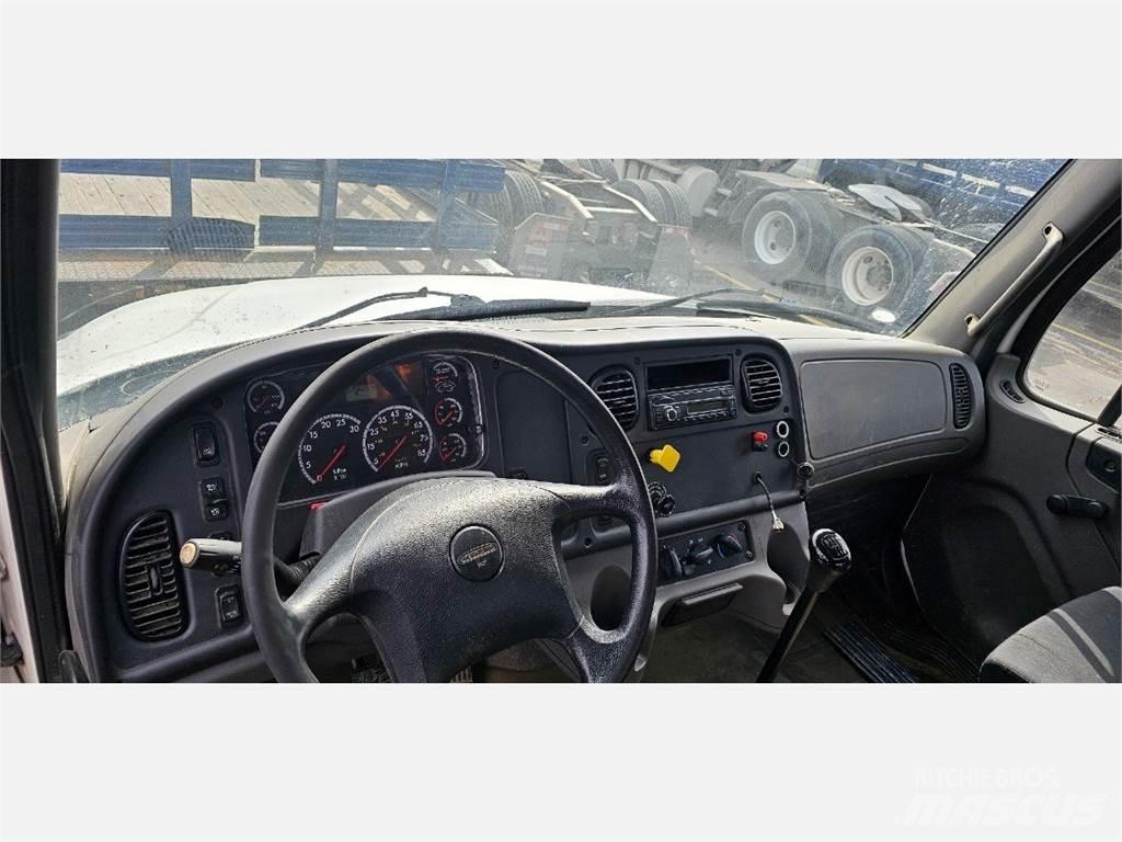Freightliner M2 106 شاحنات مسطحة/مفصلية الجوانب