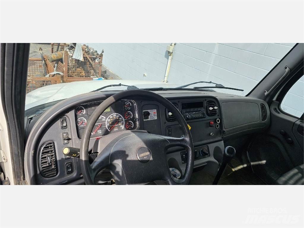 Freightliner M2 106 شاحنات مسطحة/مفصلية الجوانب