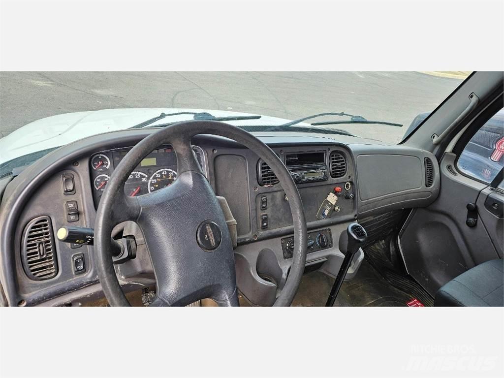 Freightliner M2 106 شاحنات مسطحة/مفصلية الجوانب