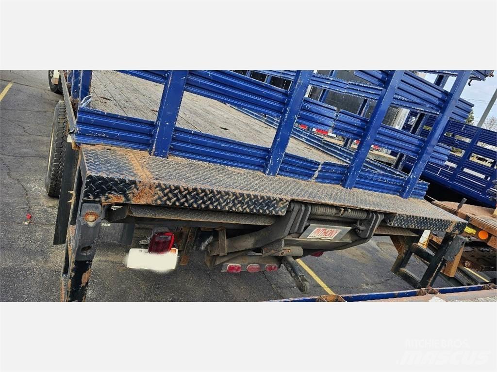Freightliner M2 106 شاحنات مسطحة/مفصلية الجوانب