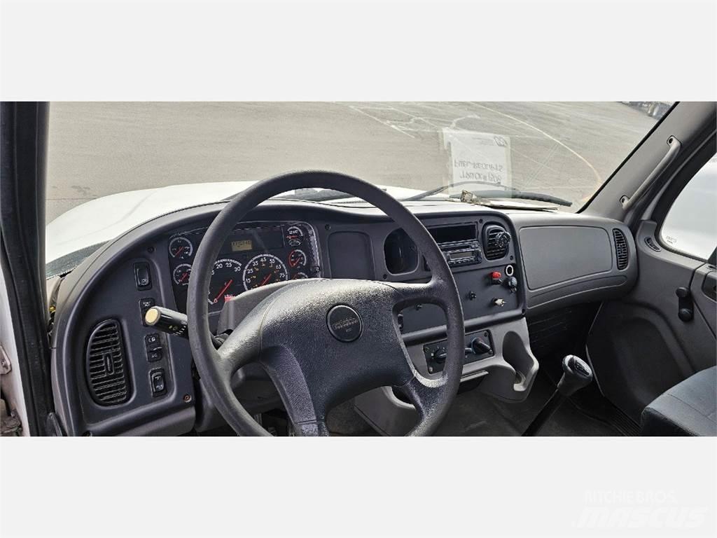 Freightliner M2 106 شاحنات مسطحة/مفصلية الجوانب