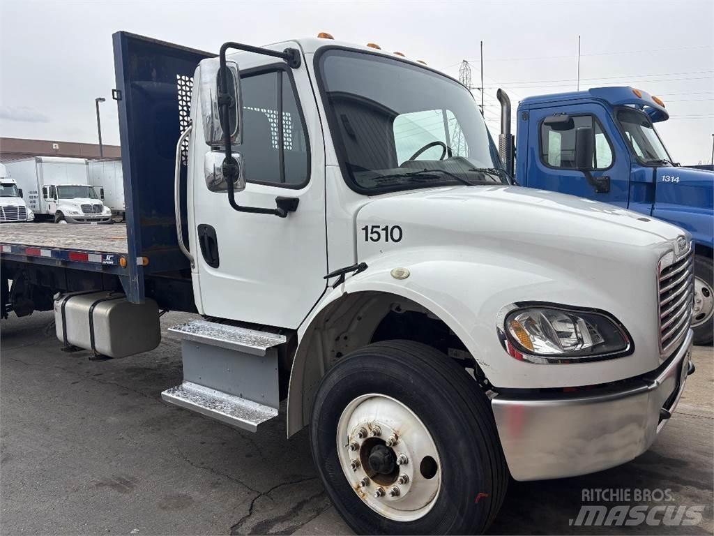 Freightliner M2 106 شاحنات مسطحة/مفصلية الجوانب