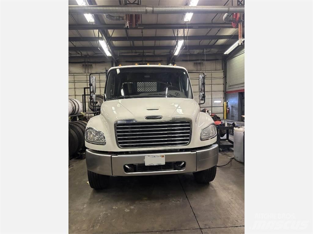Freightliner M2 106 شاحنات مسطحة/مفصلية الجوانب