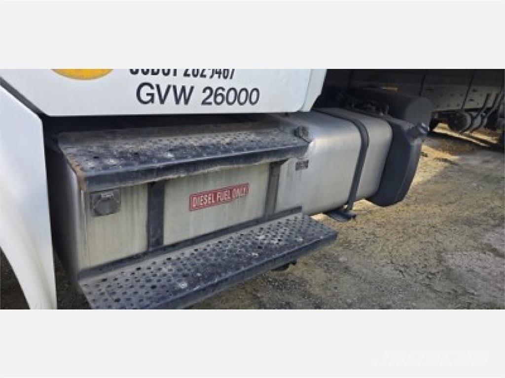 Freightliner M2 106 شاحنات ذات هيكل صندوقي