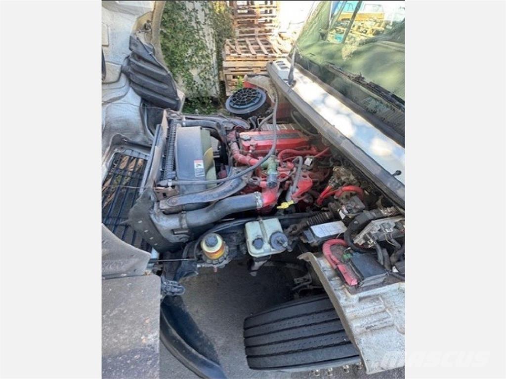 Freightliner M2 106 شاحنات ذات هيكل صندوقي