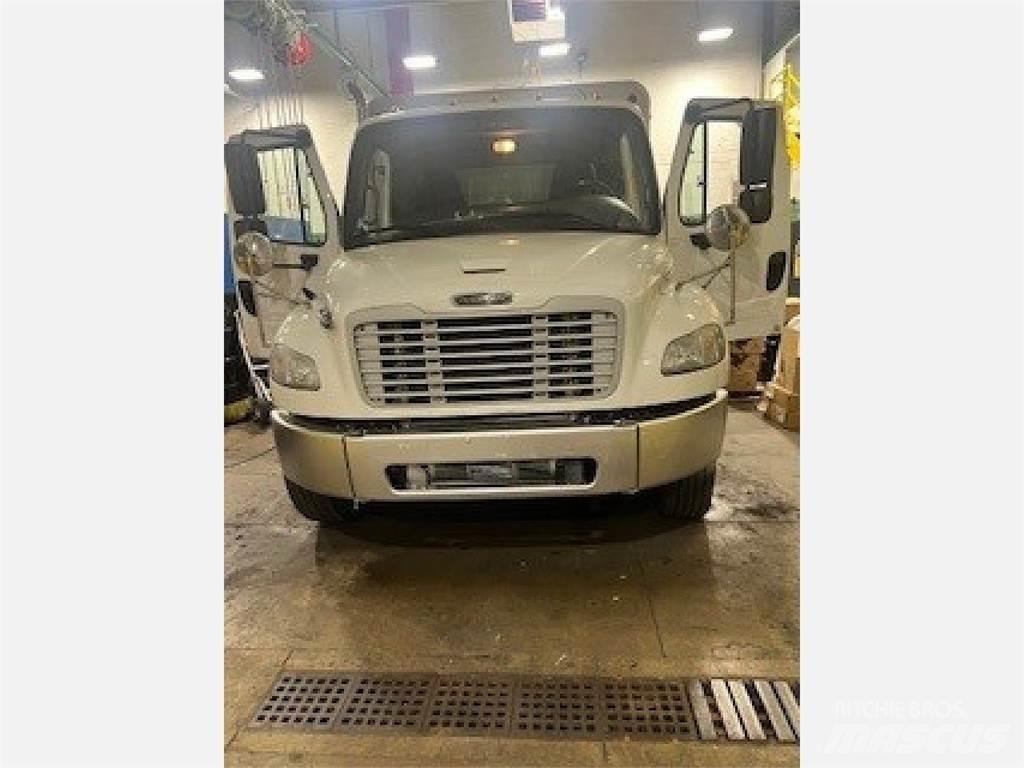 Freightliner M2106 شاحنات نقل المشروبات